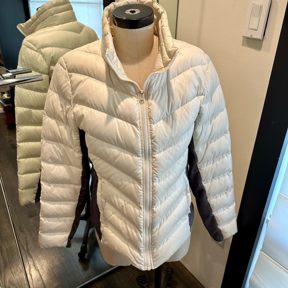 EUC Alo Yoga White Puffer with stretch insert Sz L